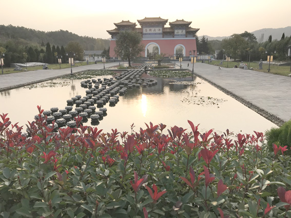 信阳灵山风景区积极开展走访慰问贫困户活动