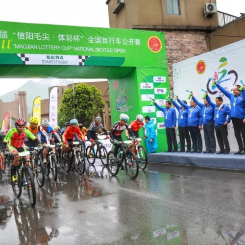 信阳第十一届全国自行车公开赛在鸡公山鸣枪，众骑手冒雨踏征程！