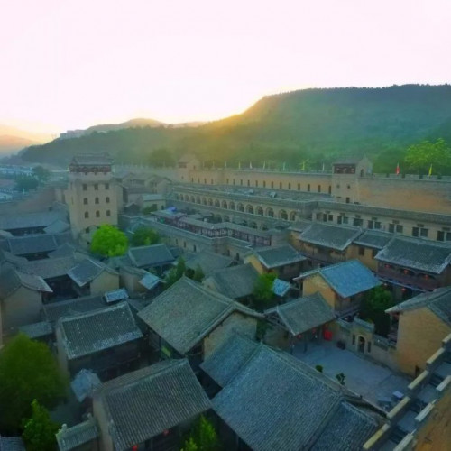 谁家玉笛暗飞声，散入春风满皇城