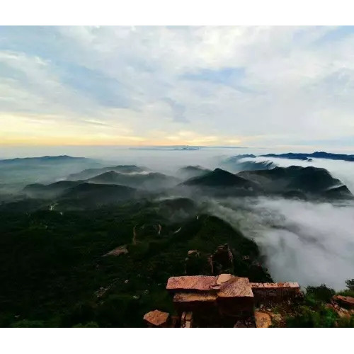 轿顶山云海在余晖的映衬下，形成美妙的绝景