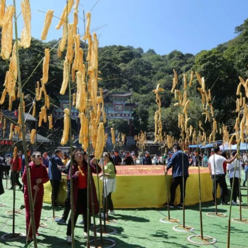 农家特色元素装点老君山，充分表达丰收喜悦