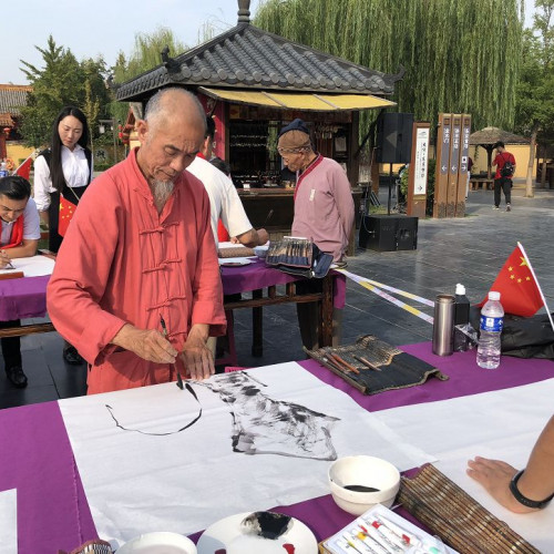 百名书画家在清明上河园以书画的形式庆祝中华人民共和国成立70周年