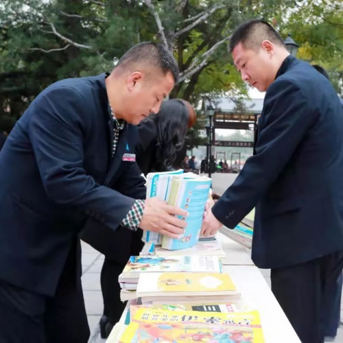 皇城相府景区全体员工为留守儿童爱心捐书