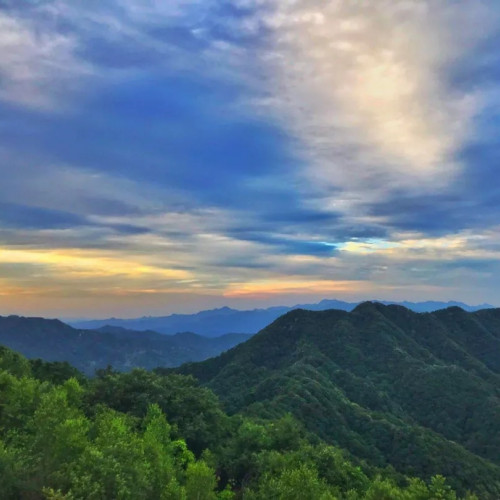 登上白云山中原极顶，北国冰雪的雄伟之态尽收眼底