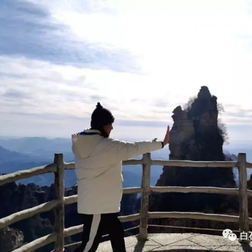 在白石山看朝阳红霞，美景如梦如画