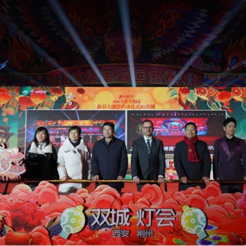 大唐芙蓉园“孔雀迎宾”灯组，成功挑战“世界最大立式灯笼”，成为“花灯之王”