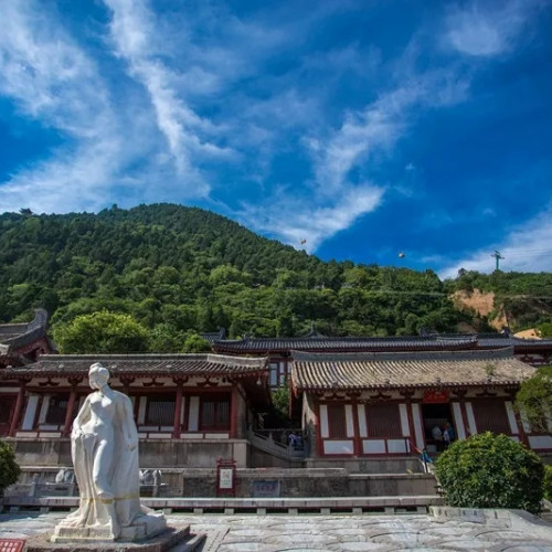向光而生选择希望，别来无恙，我在华清宫等你