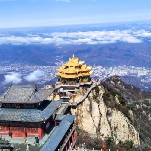 雪后的老君山十里画屏云雾缭绕，空气清新舒适