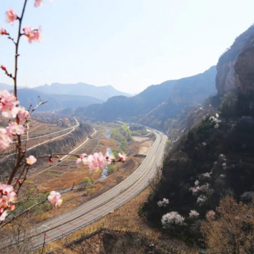 让我们一起感悟历久弥新的红旗渠精神，开启踏青赏花之旅