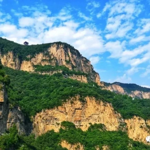 初夏的平山已经披上湖光山色的美丽外衣，到处是曼妙的风景