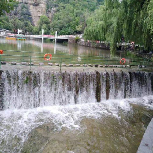 你爱城市的灯红酒绿，我爱古灵山风景区的自由辽阔