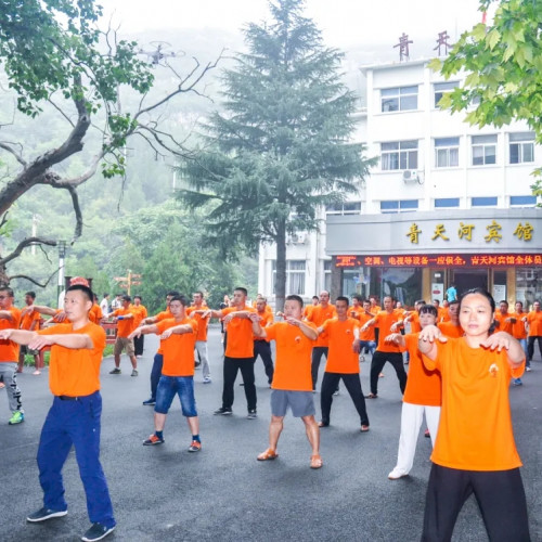 是时候陪着家人走出城市的喧嚣，投入青天河纯粹自然的怀抱啦