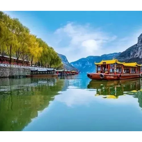 九女仙湖青山环抱，仿佛船在湖上行，人在画中游