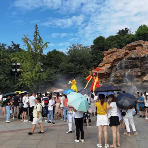 大唐芙蓉园免费开放以来，切实为广大游客提供优质的服务与游园体验
