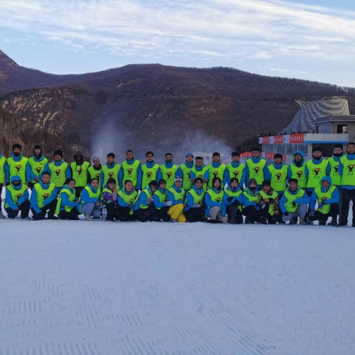 中森传奇嵩山滑雪场：“三亿人上冰雪” 青少年要当先