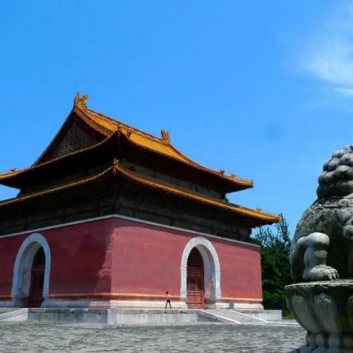 清泰陵是清西陵中建筑最早，规模最大，体系最完整的一座帝陵