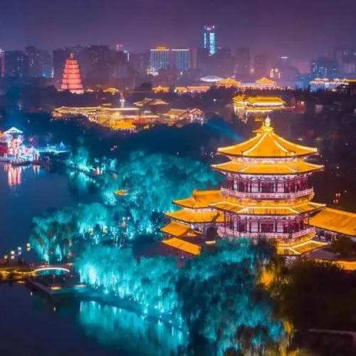 渔火摇曳微风荡漾，芙蓉夜景平添一丝醉人与魅力