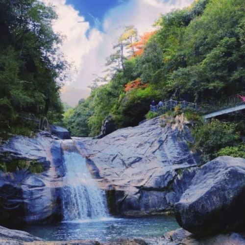 翡翠谷山水相宜，气候宜人，是名符其实的天然氧吧