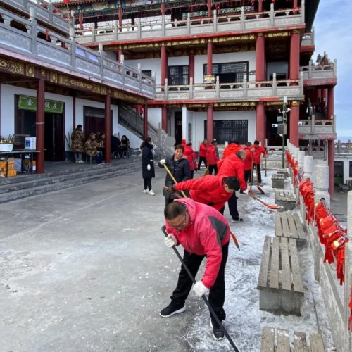 老君山景区：环卫“蜘蛛侠”峭壁捡垃圾！看到这一幕，你还会随手扔吗？