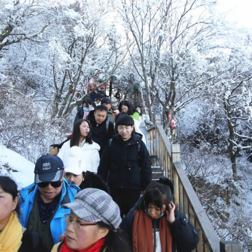 老君山景区银装素裹、云海翻滚，成为游客神往的“仙境”