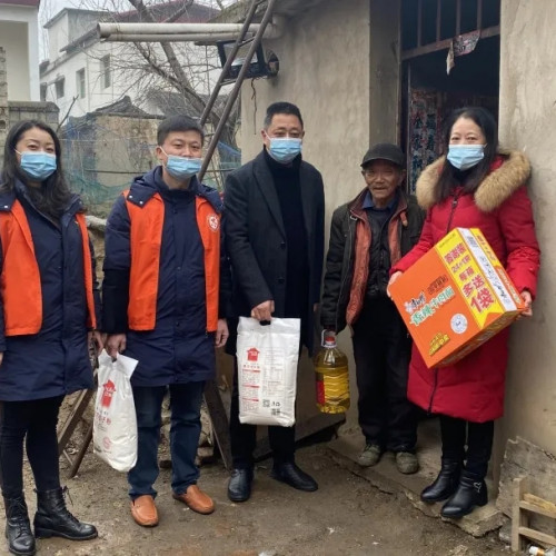 信阳灵山风景区组织志愿者走访慰问社区困难群众