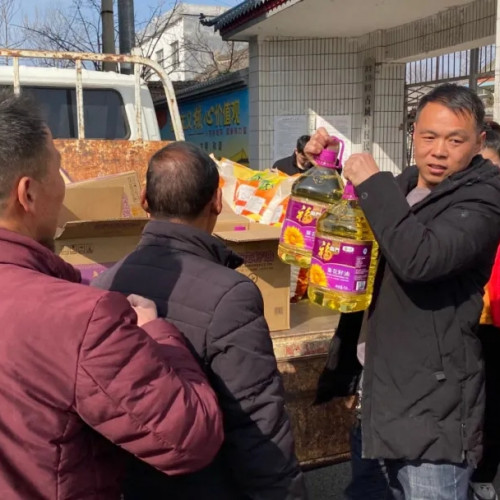 老君山党支部走访慰问潭头古城村困难群众 不忘初心送温暖