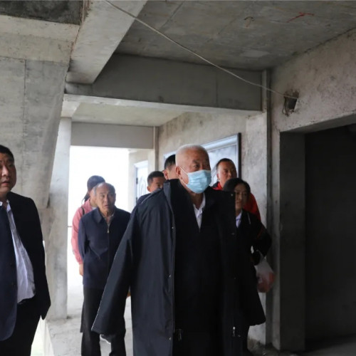 老君山文旅集团董事局主席杨植森到金顶区域现场办公