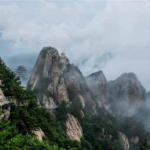 清凉的夏天就在老君山，享受天蓝水清优美景色