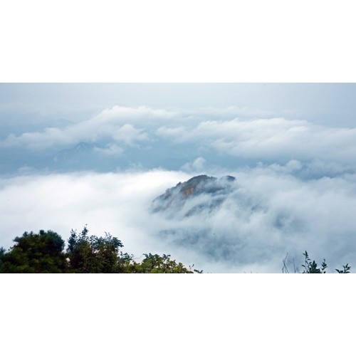盛夏里，壮美的信阳灵山风景区如披锦绣