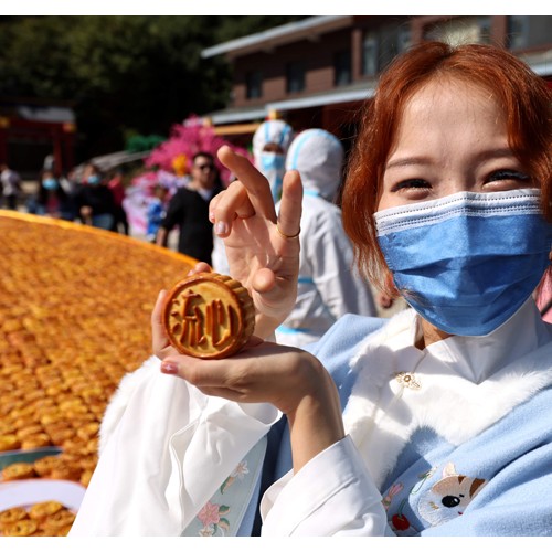 老君山景区万枚月饼绘制“彩云追月”迎中秋